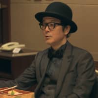 Frank discussion: Actor and illustrator Lily Franky gives advice on love and life to \"Terrace House\" resident Tupas on \"Terrace House Tokyo 2019-2020.\" | © FUJI TELEVISION / EAST ENTERTAINMENT