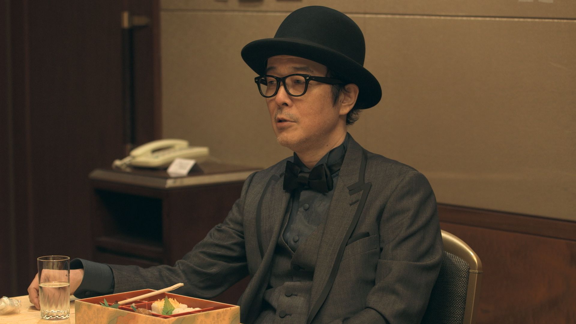 Frank discussion: Actor and illustrator Lily Franky gives advice on love and life to 'Terrace House' resident Tupas on 'Terrace House Tokyo 2019-2020.' | © FUJI TELEVISION / EAST ENTERTAINMENT