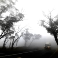 Fog mixed with bush-fire smoke cloaks the Ruined Castle area of the Blue Mountains, 75 kilometers from Sydney, on Saturday. | AFP-JIJI