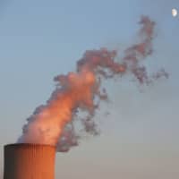 Mounting tensions over the opening of a new power plant in June threaten to disrupt German Chancellor Angela Merkel\'s attempts to build consensus over a 2038 exit date for coal and widen rifts between industry and environmentalists. | BLOOMBERG