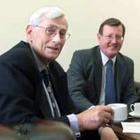 Seamus Mallon (left), deputy first minister of the Northern Ireland Executive, and First Minister David Trimble work at Stormont in Belfast on on May 29, 2000. | POOL / VIA AFP-JIJI