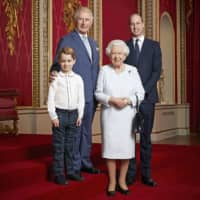 Prince George, Prince Charles, Queen Elizabeth II and Prince William in the Throne Room at Buckingham Palace in London on Dec. 18 | RANALD MACKECHNIE / BUCKINGHAM PALACE / VIA AFP-JIJI