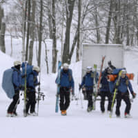 Rescue workers at the Tomamu ski resort area in Shimukappu, Hokkaido, prepare to launch a rescue and search operation for a Frenchman who was caught in an avalanche the day before. The man was later confirmed to have died. | KYODO