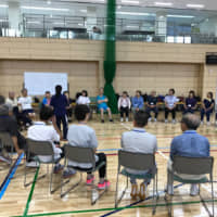 Volunteers meet with athletes with disabilities during a workshop run by the Tokyo Metropolitan Government. | KYODO