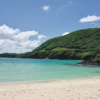 The beauty of Miudahama Beach is a powerful symbol raising awareness of the problem and spurring action. | YAMA123/PIXTA