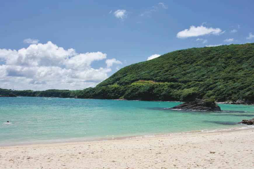 The beauty of Miudahama Beach is a powerful symbol raising awareness of the problem and spurring action. | YAMA123/PIXTA