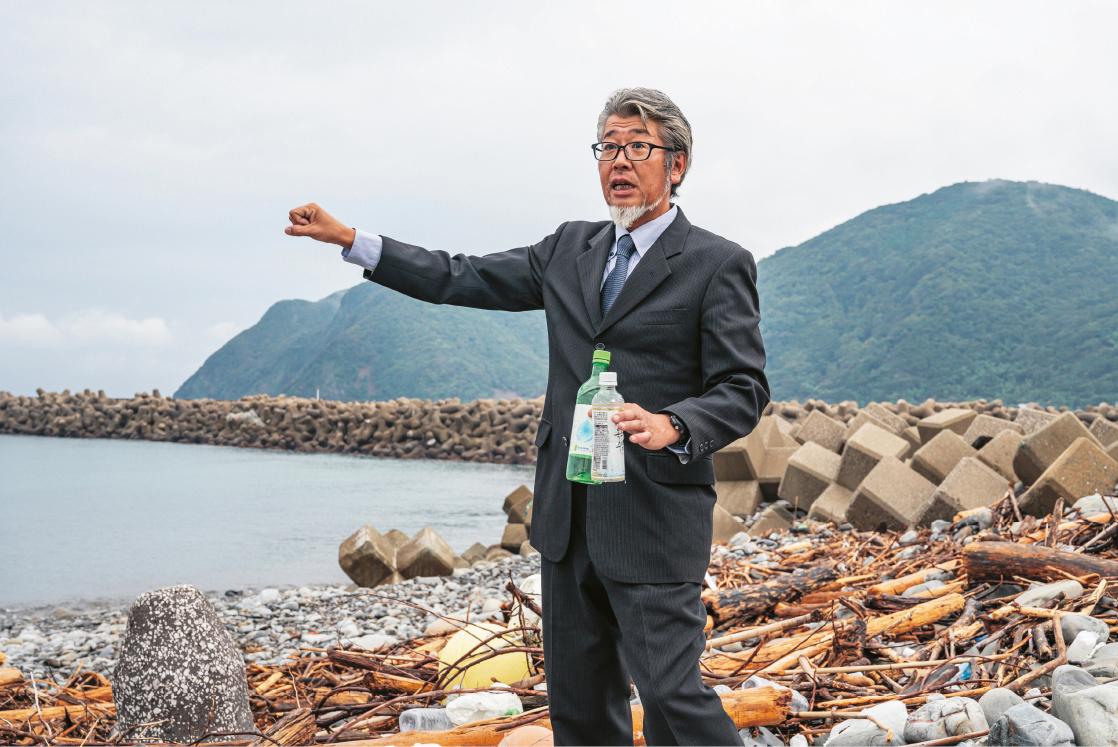 SUENAGA Michinao was born and raised in Tsushima. Presently, he is working on organizing talks on the islands and beyond to inform audiences about Tsushima's ocean garbage problem.