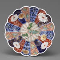 Foliate-rimmed dish with design of chrysanthemums in Ko-Imari style (18th century) | IDEMITSU MUSEUM OF ARTS