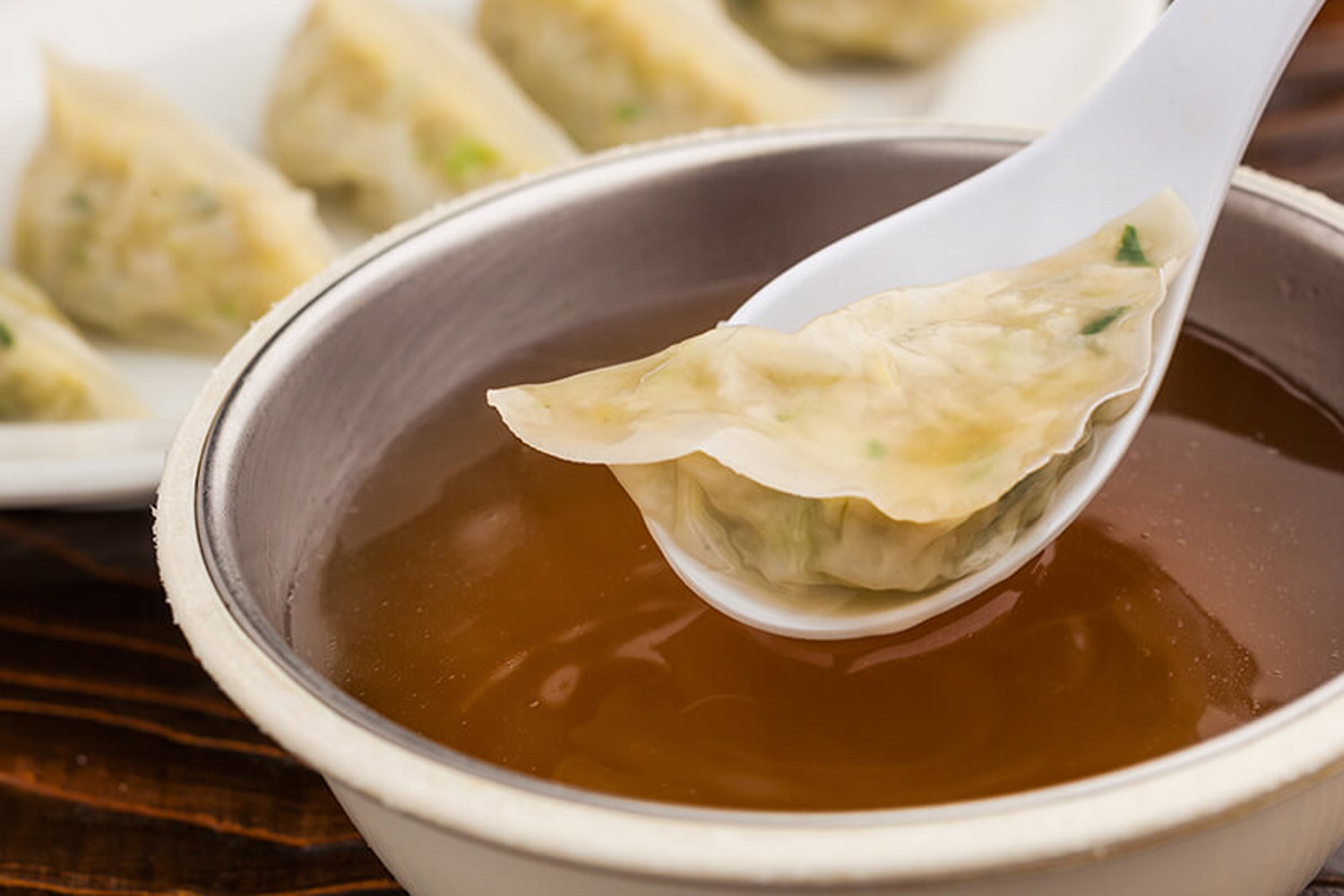 Flavor bomb: Ebisu no Yasubei's sui-gyōza (steamed dumplings) come with extra soup or tare sauce for dipping. | COURTESY OF MFC GROUP