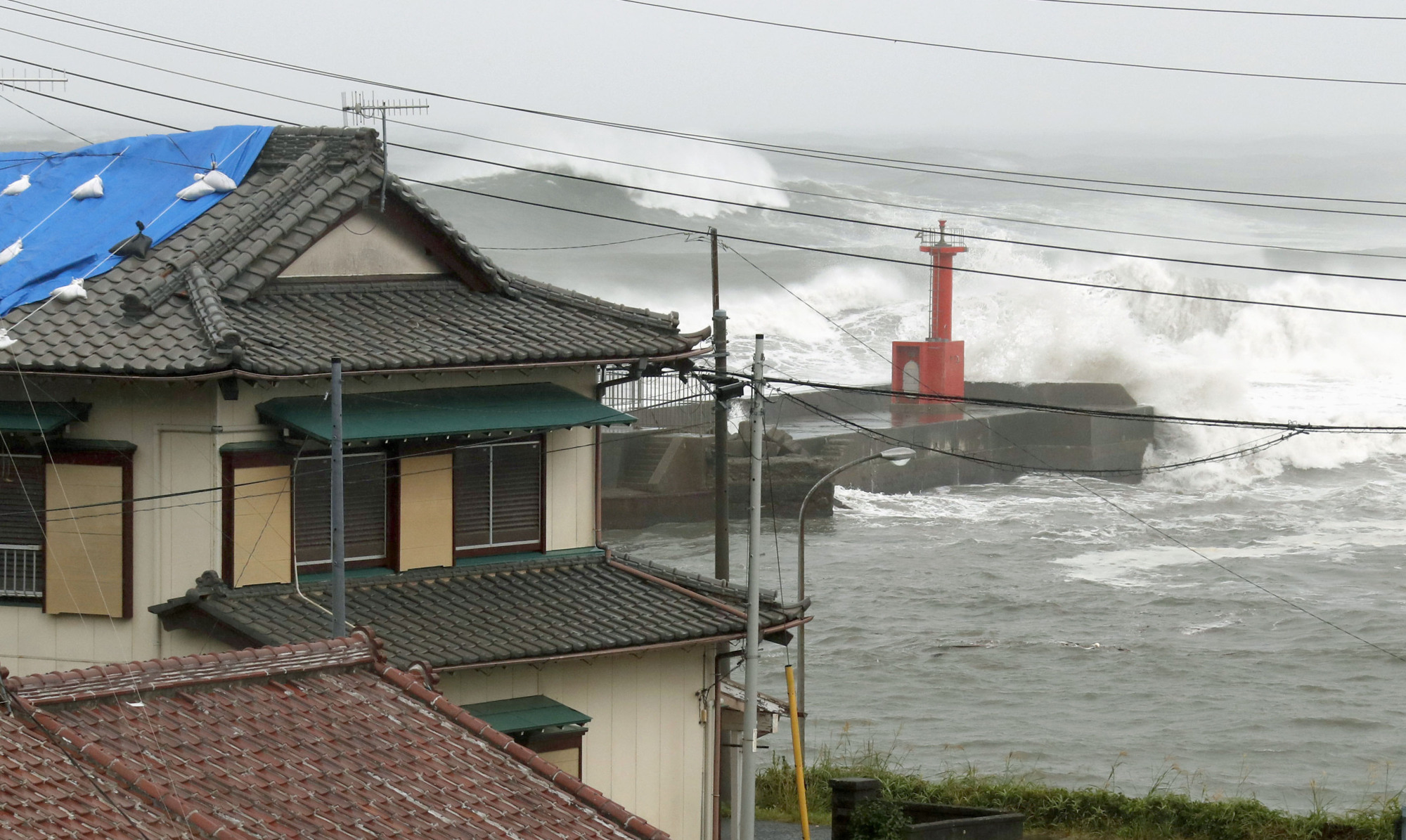 A storm surge caused by Typhoon Hagibis pounds the coast of Tateyama, Chiba Prefecture, in October 2019. | KYODO