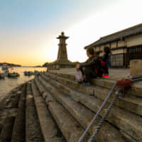 A lighthouse and a dock that resembles a stone staircase in Tomonoura, Hiroshima Prefecture. | CITY OF FUKUYAMA.