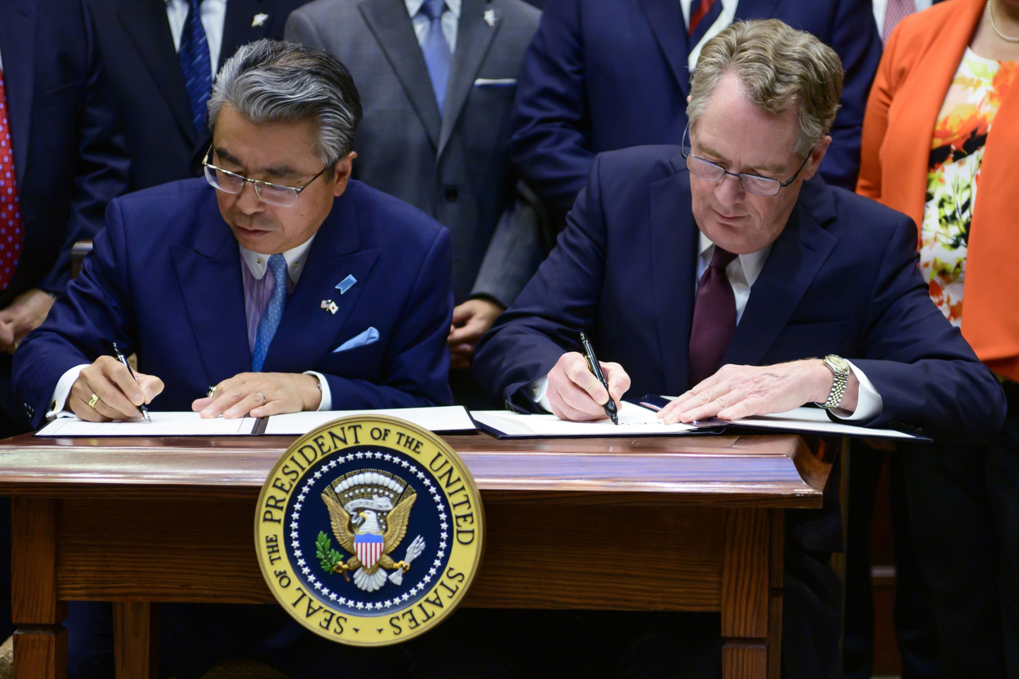 Ambassador Shinsuke Sugiyama and U.S. Trade Representative Robert Lighthizer sign a bilateral trade agreement Oct. 7 at the White House. | BLOOMBERG