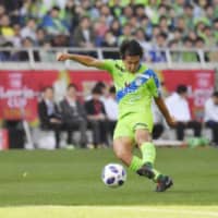 The Kashima Antlers have signed Daiki Sugioka, who is seen scoring a goal for Shonan Bellmare against Yokohama F. Marinos in the Levain Cup final in October. | KYODO