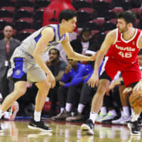 The Legends\' Yudai Baba (left) defends John Konchar during a game against the Hustle on Nov. 9, 2019. | KYODO