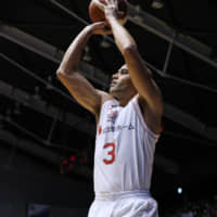 Jets forward Michael Parker shoots a jumper in the first quarter against the Susanoo Magic in Matsue, Shimane Prefecture, on Friday night. Chiba defeated Shimane 90-79. | B. LEAGUE