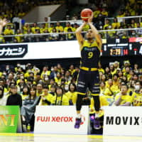 Brex guard Yusuke Endo takes a shot during his team\'s win over the Evessa on Sunday in Utsunomiya, Tochigi Prefecture. | B. LEAGUE