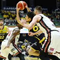 Utsunomiya shooting guard Makoto Hiejima moves the ball through a pair of Osaka defenders on Sunday. | B. LEAGUE