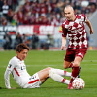 Vissel Kobe\'s Andres Iniesta (right) competes against the Kashima Antlers in the Emperor\'s Cup final on New Year\'s Day. | REUTERS