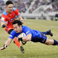 Panasonic\'s Kenki Fukuoka scores a try against Kubota on Sunday at Kumagaya Rugby Stadium. The Wild Knights won 34-11. | KYODO