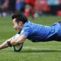 Panasonic\'s Kenki Fukuoka scores a try in the second half against Toyota on Saturday during a Top League match at Toyota Stadium. | KYODO