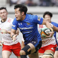 Panasonic\'s Kenki Fukuoka runs with the ball during his team\'s Top League game against Toyota on Saturday in Toyota, Aichi Prefecture. | KYODO