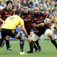 Toshiba\'s Michael Leitch moves with the ball during his team\'s Top League match against Suntory on Sunday at Tokyo\'s Prince Chichibu Memorial Rugby Ground. | KYODO