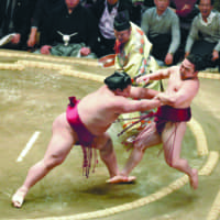 Daieisho forces out Enho on Saturday at the New Year Grand Sumo Tournament at Ryogoku Kokugikan. | NIKKAN SPORTS