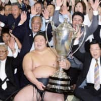 Ozeki Goeido, who won his only Emperor\'s Cup in the Autumn Grand Sumo Tournament in September 2016, announced his retirement Tuesday. | KYODO