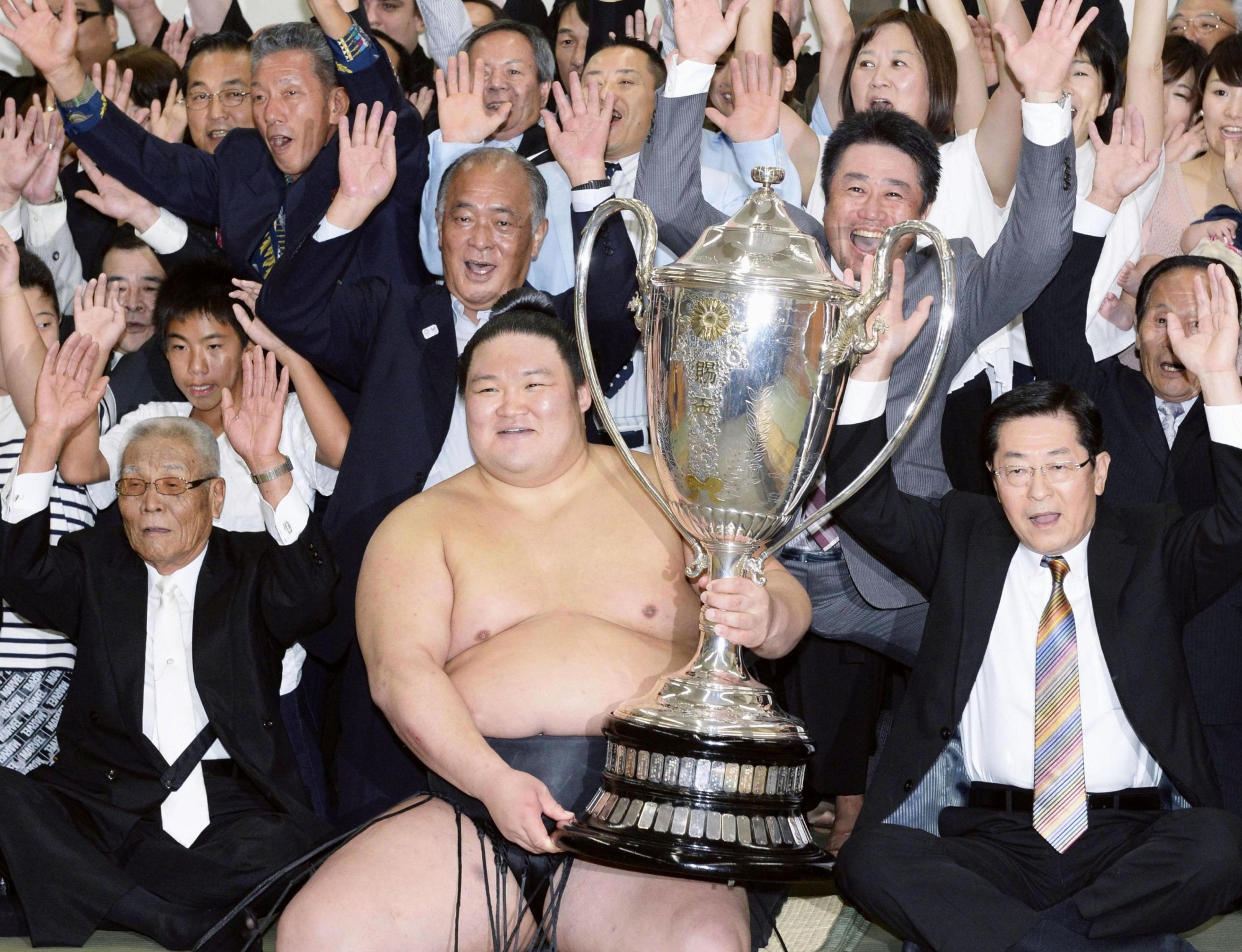 Ozeki Goeido, who won his only Emperor's Cup in the Autumn Grand Sumo Tournament in September 2016, announced his retirement Tuesday. | KYODO
