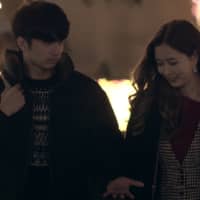 I want to hold your hand: Tupas (left) makes a move while on a romantic date with Emika (right) on \"Terrace House Tokyo 2019-2020.\" | © FUJI TELEVISION / EAST ENTERTAINMENT