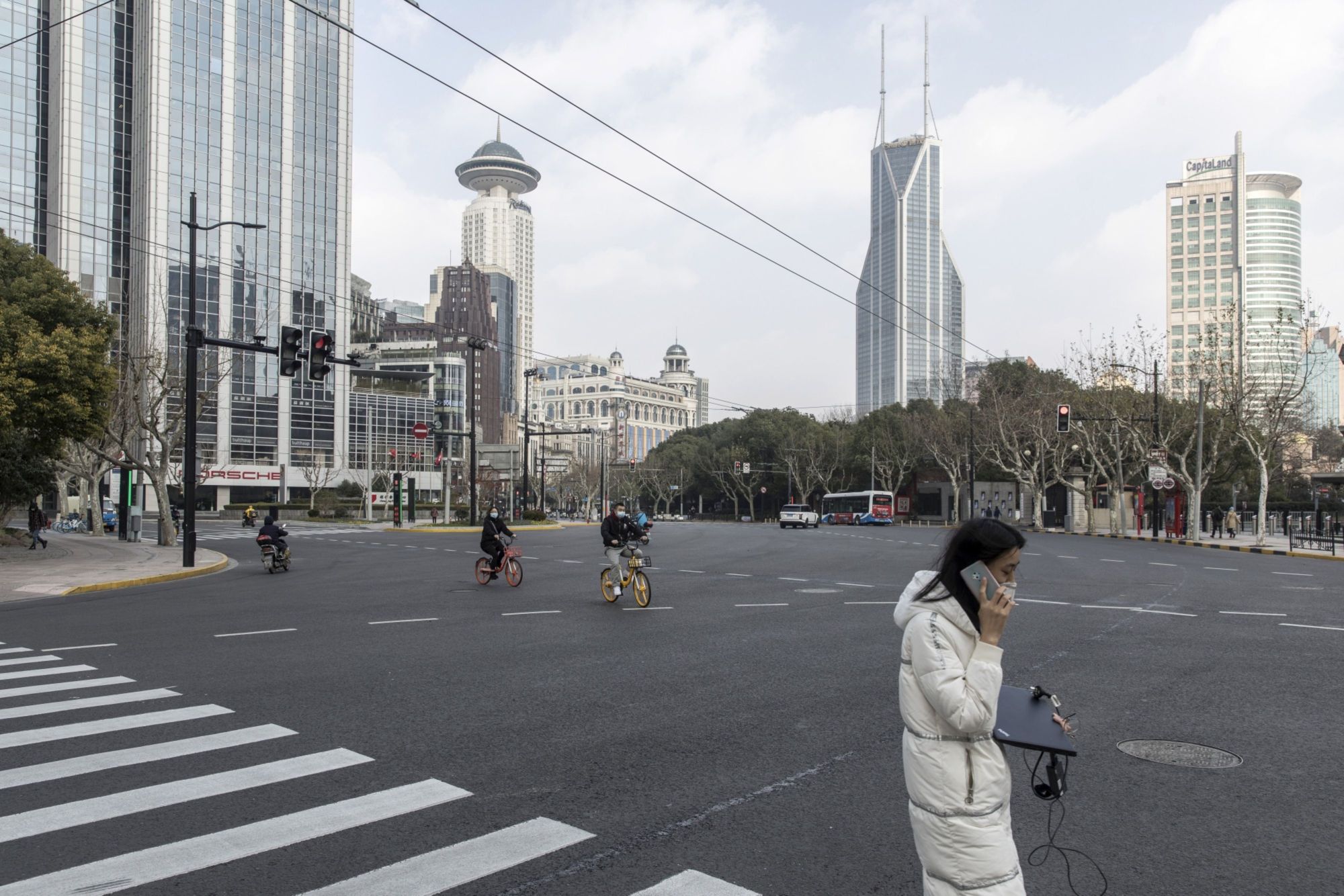 Only a few people in Shanghai are using the normally bustling Nanjing Road last Wednesday. | BLOOMBERG