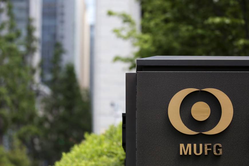 Mitsubishi UFJ Financial Group Inc. has posted its first quarterly loss in a decade and cut its annual profit forecast after booking a hefty charge on its stake in an Indonesian bank. | BLOOMBERG