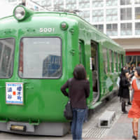 A Tokyu Railways carriage at Hachiko Square in front of Shibuya Station | ??