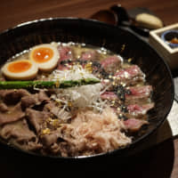 Noodle Stand\'s \"Golden Wagyu Ramen\" is topped with, among other luxuries, 300 grams of wagyu. One bowl costs &yen;12,000. | RYUSEI TAKAHASHI