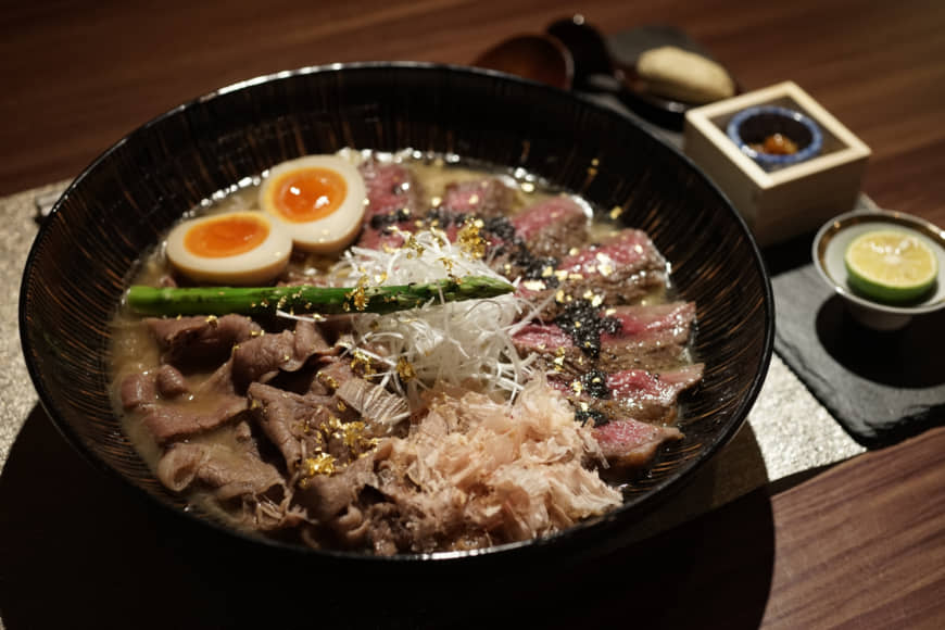 Noodle Stand's 'Golden Wagyu Ramen' is topped with, among other luxuries, 300 grams of wagyu. One bowl costs ¥12,000. | RYUSEI TAKAHASHI