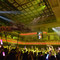 The audience at a “Cho Kabuki” performance waves glow sticks during the show. | © NTT-SHOCHIKU PARTNERS / © CHOKABUKI