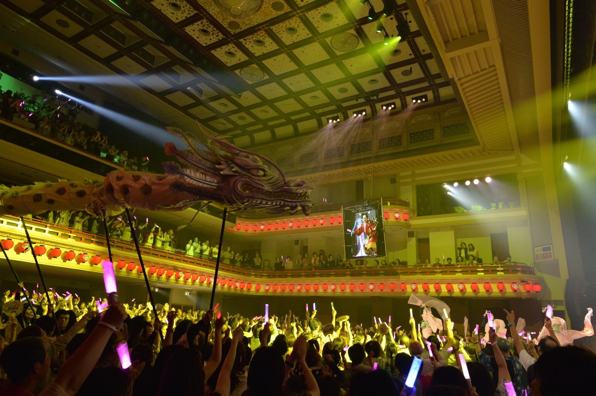 The audience at a 'Cho Kabuki' performance waves glow sticks during the show. | © NTT-SHOCHIKU PARTNERS / © CHOKABUKI