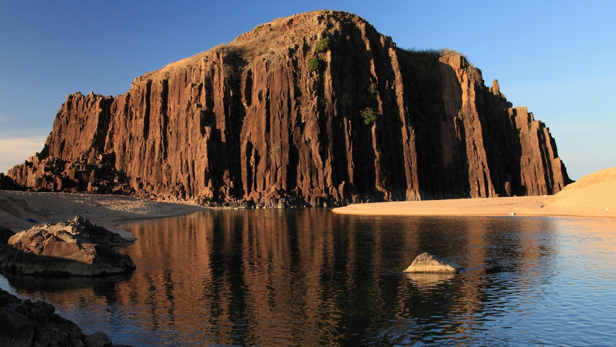 Tateiwa rock is a rugged 20-meter-high boulder comprised of hardened magma. | KYOTANGO CITY TOURISM ASSOCIATION