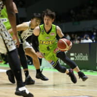 Hokkaido\'s Asahi Tajima drives to the basket in the fourth quarter against Mikawa on Saturday in Sapporo. The Levanga defeated the SeaHorses 97-84. | B. LEAGUE