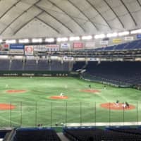 The Yomiuri Giants and Tokyo Yakult Swallows play a spring training game on Saturday without fans in the stands at Tokyo Dome. NPB teams are complying with government wishes to limit large gatherings to help prevent the spread of the COVID-19 virus. | JASON COSKREY