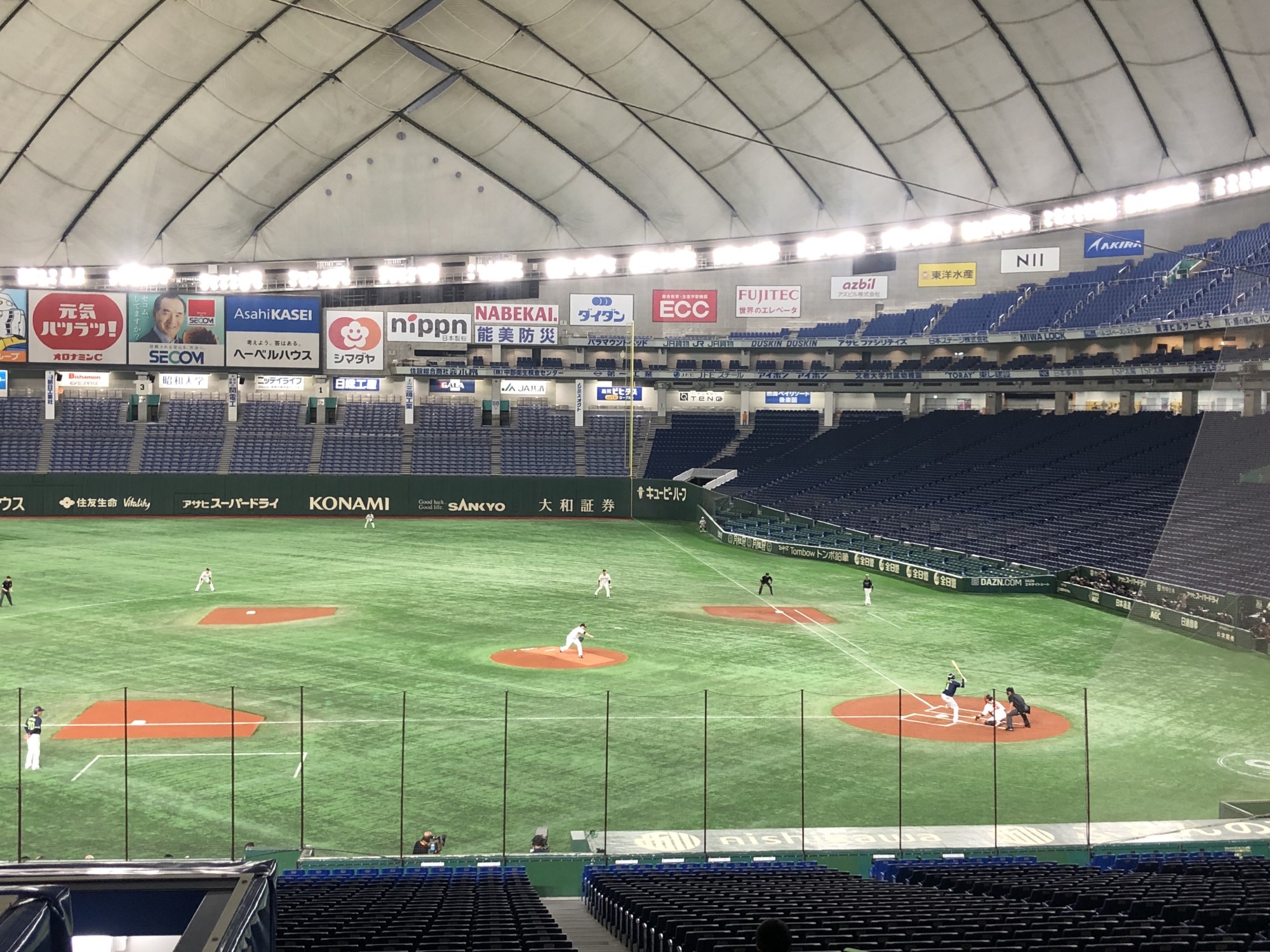 The Yomiuri Giants and Tokyo Yakult Swallows play a spring training game on Saturday without fans in the stands at Tokyo Dome. NPB teams are complying with government wishes to limit large gatherings to help prevent the spread of the COVID-19 virus. | JASON COSKREY