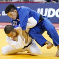 Shohei Ono (right) competes against South Korea\'s An Chang-rim in the 73-kg final of the Dusseldorf Grand Slam on Saturday in Dusseldorf, Germany. | KYODO
