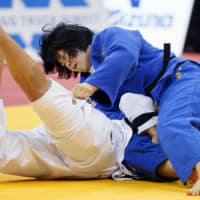 Shori Hamada (right) grapples with Brazil\'s Mayra Aguiar in the women\'s 78-kg final at the Dusseldorf Grand Slam on Sunday in Dusseldorf, Germany. | KYODO