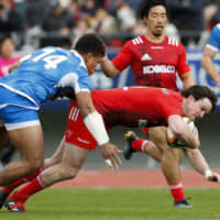 Richard Buckman scores a try for the Steelers against Toshiba on Sunday in Kobe. | KYODO
