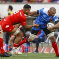 Toshiba\'s Michael Leitch tries to evade a tackle during a Top League game against Kobelco on Sunday.  The upcoming two rounds of the league have been postponed due to the ongoing coronavirus outbreak. | KYODO