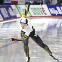 Nao Kodaira skates en route to winning the women\'s 500 meters in a speedskating World Cup meet in Calgary, Alberta, on Saturday. | KYODO