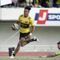 Suntory Sungoliath\'s Kentaro Matsushima scores a second-half try against the NEC Green Rockets on Saturday in a Top League match in Suita, Osaka Prefecture. Suntory won 40-14. | KYODO