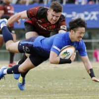Panasonic\'s Taiki Koyama scores a second-half try against Toshiba on Saturday in a Top League match at Chichibu Memorial Rugby Ground. The Wild Knights beat the Brave Lupus 46-27. | KYODO