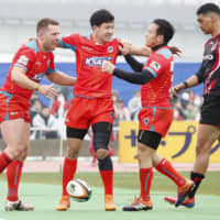 Kubota Spears players celebrate a try by Bernard Foley (left) during a Top League match against Hino Red Dolphins on Sunday at Tokyo\'s Yumenoshima Stadium. | KYODO