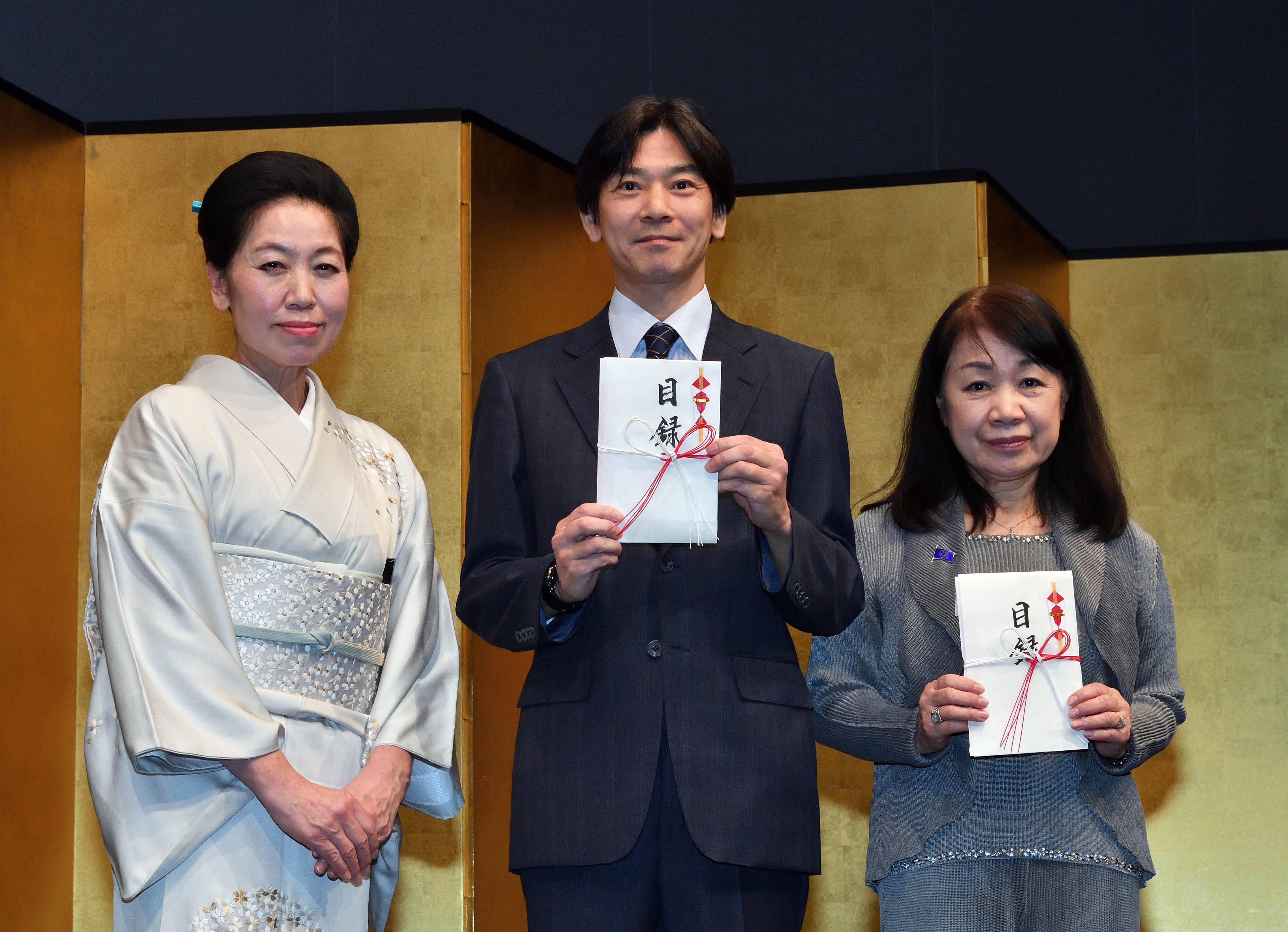 Hideki Asahi, executive sales officer at The Japan Times (center) and Toshiko Hasegawa, president of the Japan National Student Association Fund (right) pose with President Katano. | YOSHIAKI MIURA
